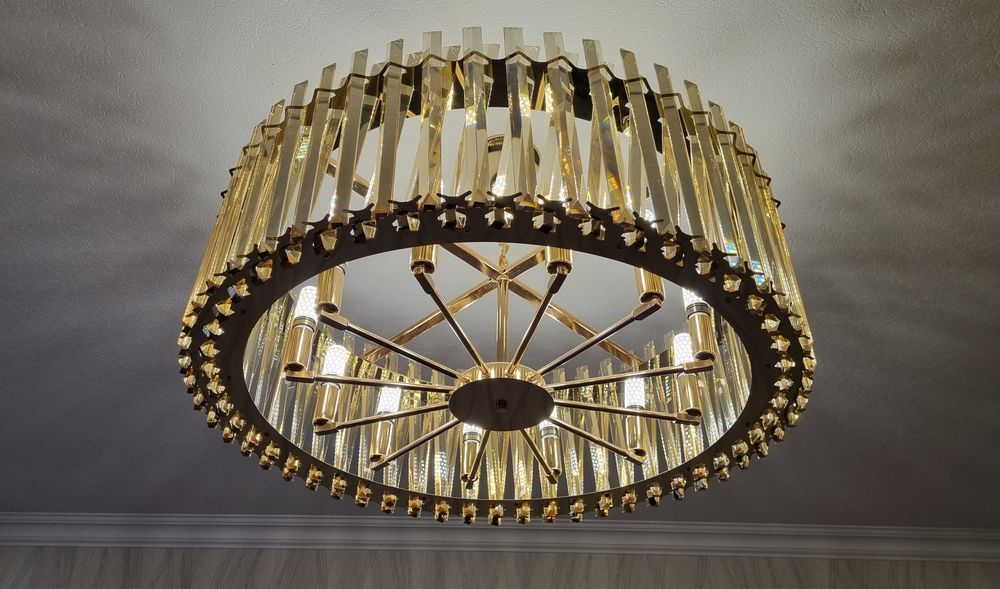 Продаётся новая люстра