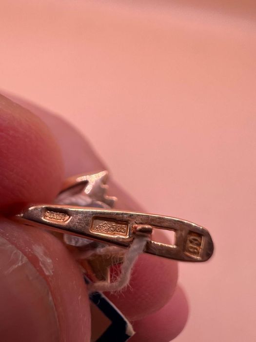Продам золотые серьги.
