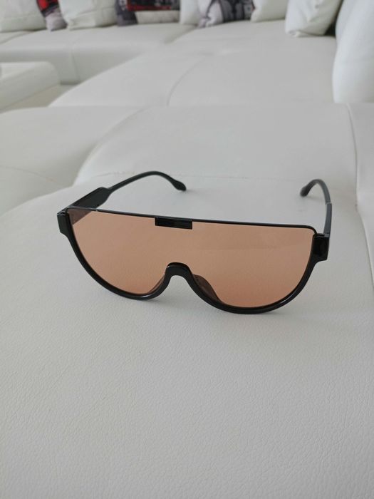 Vând ochelari de soare fashion produs de calitate superioara.