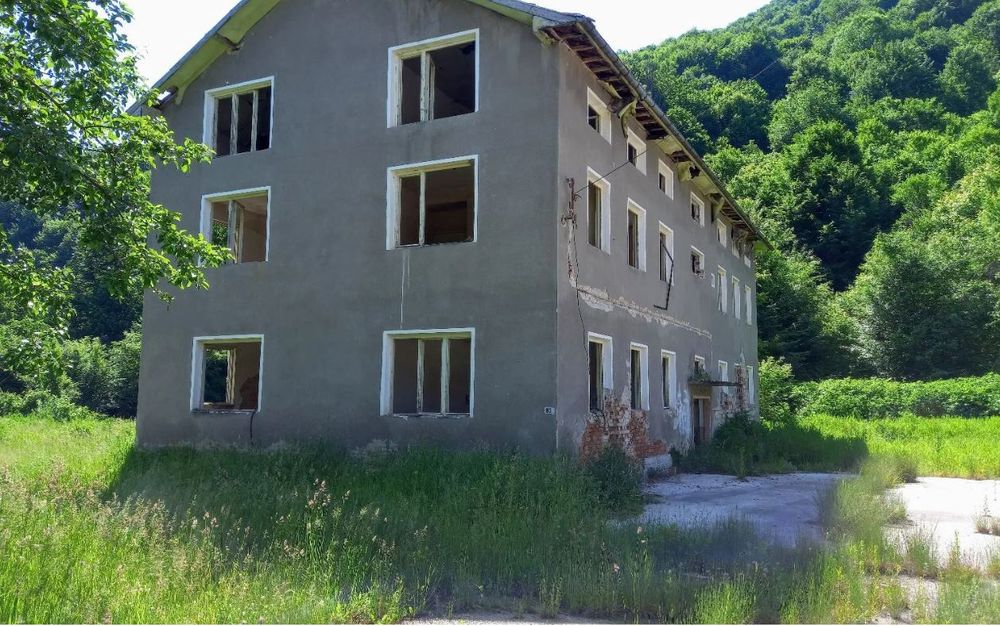 Продава се Промишлена сграда в с. Младен, Област Габрово - 883 кв.м за 195 €/кв.м - Снимка #2