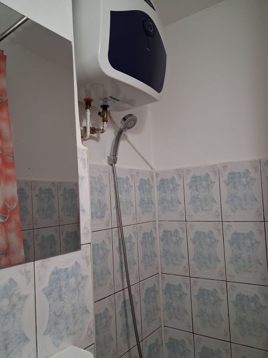 Închiriez garsoniera(camera de camin)