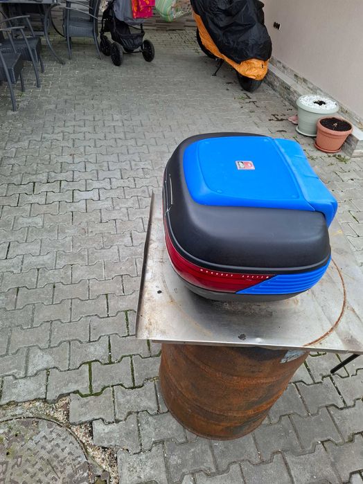 Vând topcase moto.