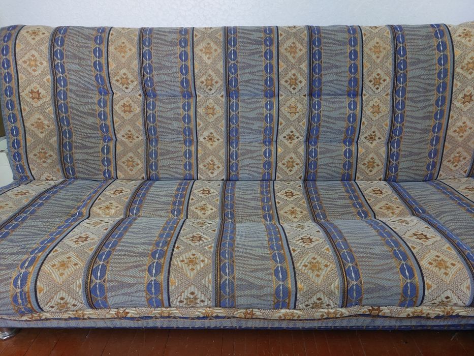 Диван и  два кресла.