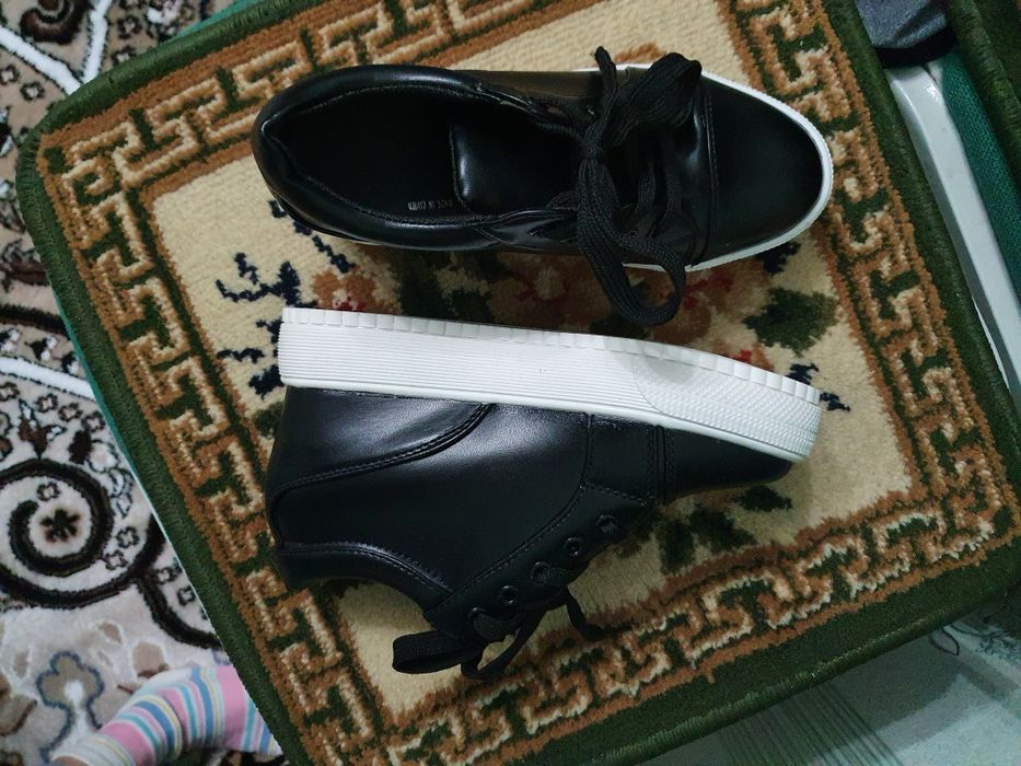 Продам осенние кроссовки сникерсы