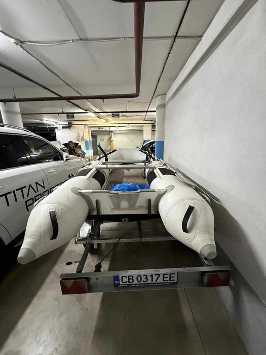 Продавам надуваема лодка ЗАНДЕР 330 С ДВИГАТЕЛ И КОЛЕСАР