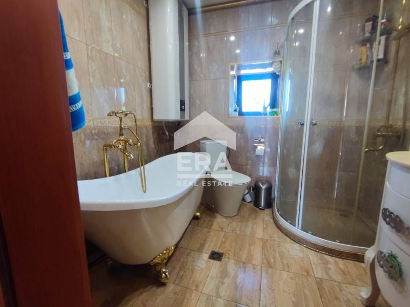 Уникална реновирана каменна къща с двор, гараж, плевня и беседка в се