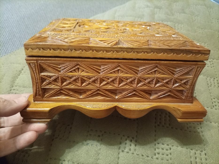 Шкатулка резная деревянная 20см