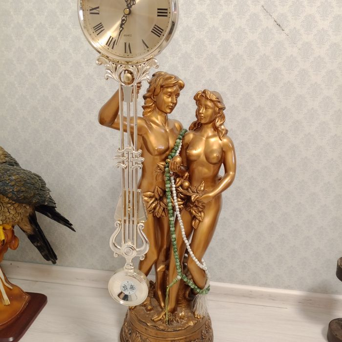 Продам сувенир статуэтка с часами