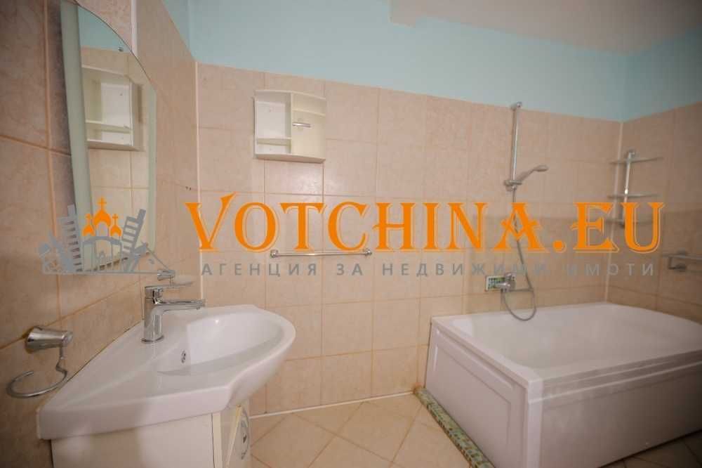 Простор и потенциал - масивна триетажна къща с панорамна гледка