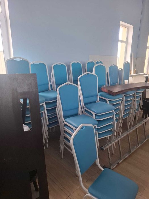 Продам банкетные стулья