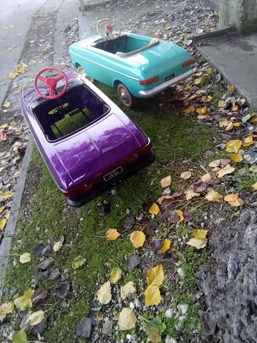 Продавам метална детска ретро кола с педали МОСКВИЧ количка