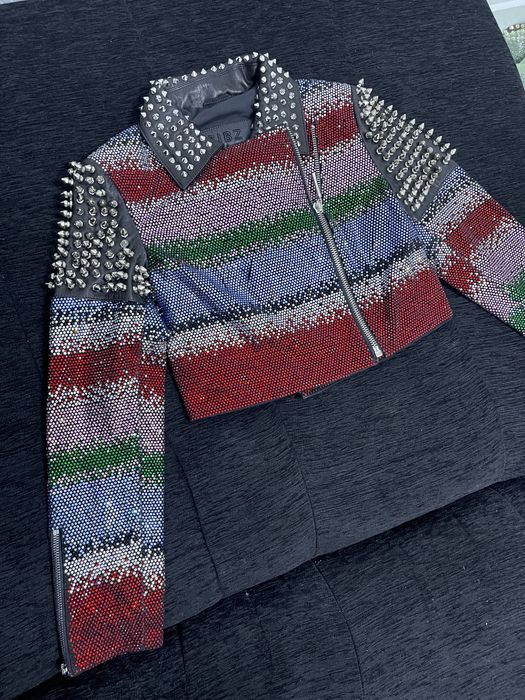 Jacheta cu pietricele colorate