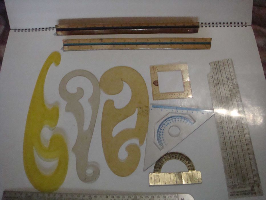 Лот чертожни инструменти- линии,кривки и др.