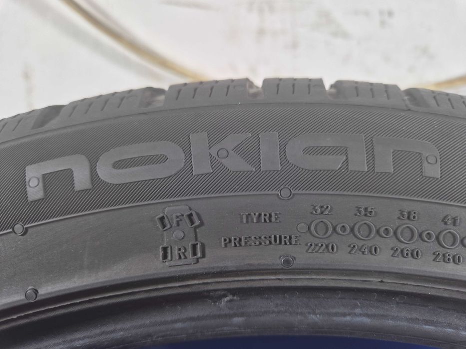 235/40/19 Nokian