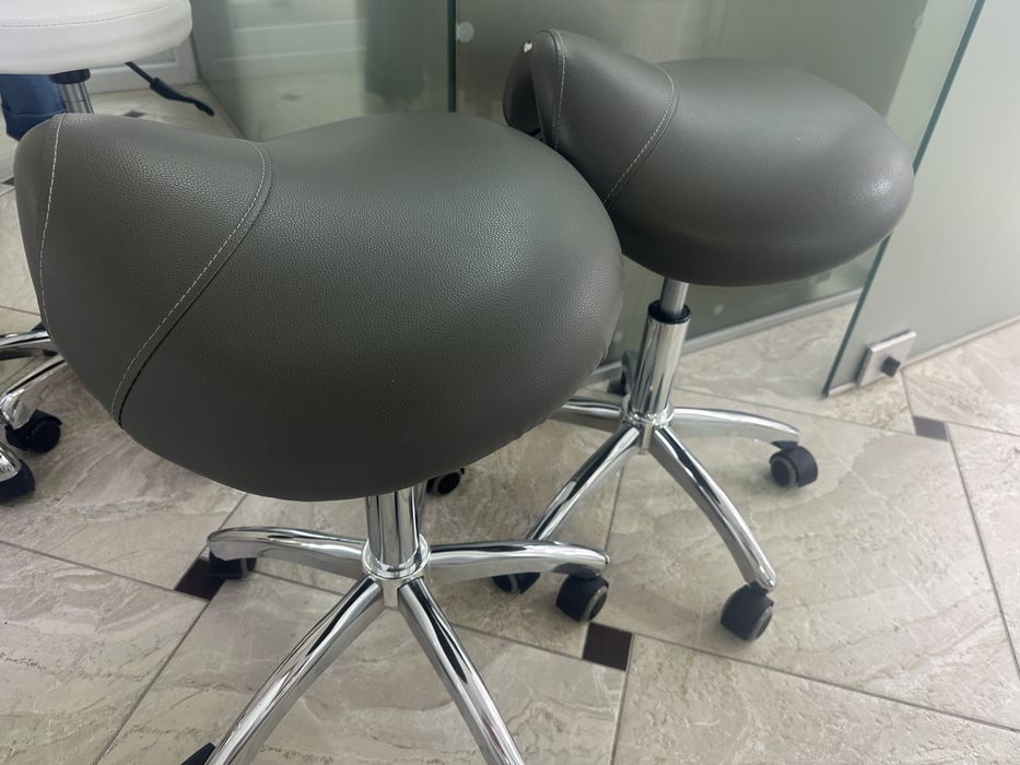 Бели и сиви табуретки