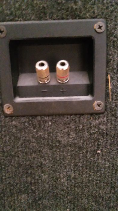 Vând boxe. și un Tuner Sony