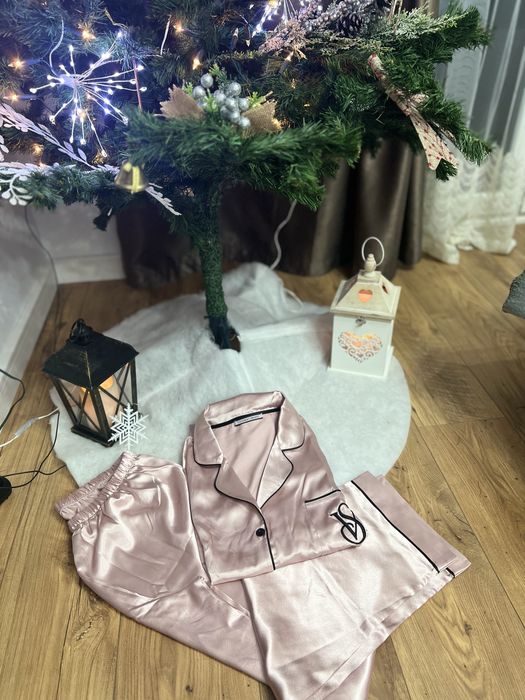 Pijama VS din satin marimea M disponibila