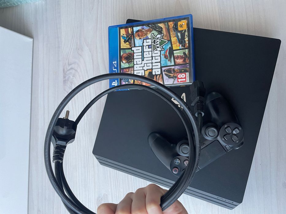 PlayStation Pro 4 + едн джойстик и подарък игра Grand Theft Auto 5