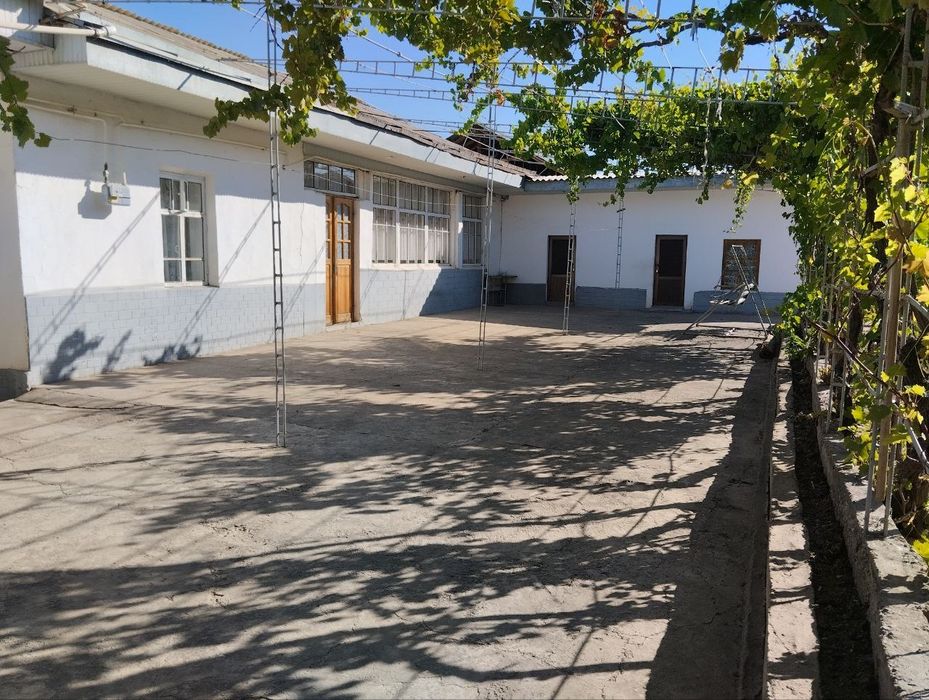 Qibrayda sharoiti bor 8 sotix hovli sotiladi