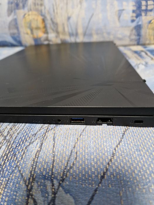 Продавам acer nitro lite 16 в комплект с охлаждаща подложка iets gt300b1 с  включен usb  hub на задня  панел!!!