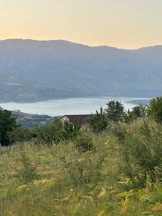 ЧИМГАН ,дом продаётся с большим участком и хорошей локацией