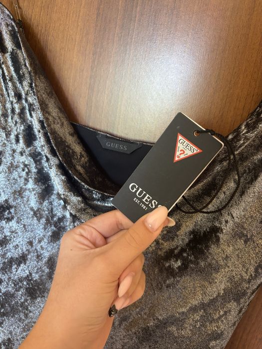 Рокля GUESS с металичен ефект