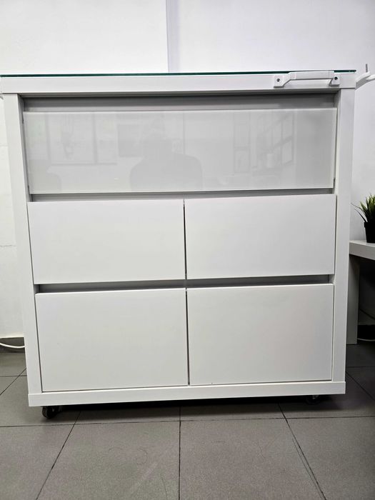 Професионален шкаф за педикюр / козметичен салон – удобен и стабилен