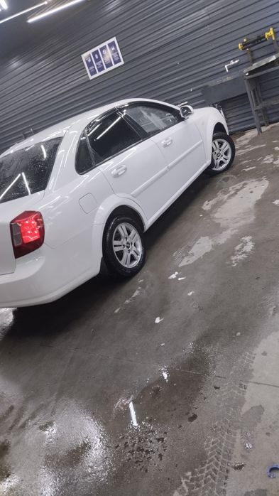 Lasetti 1.8 sotiladi