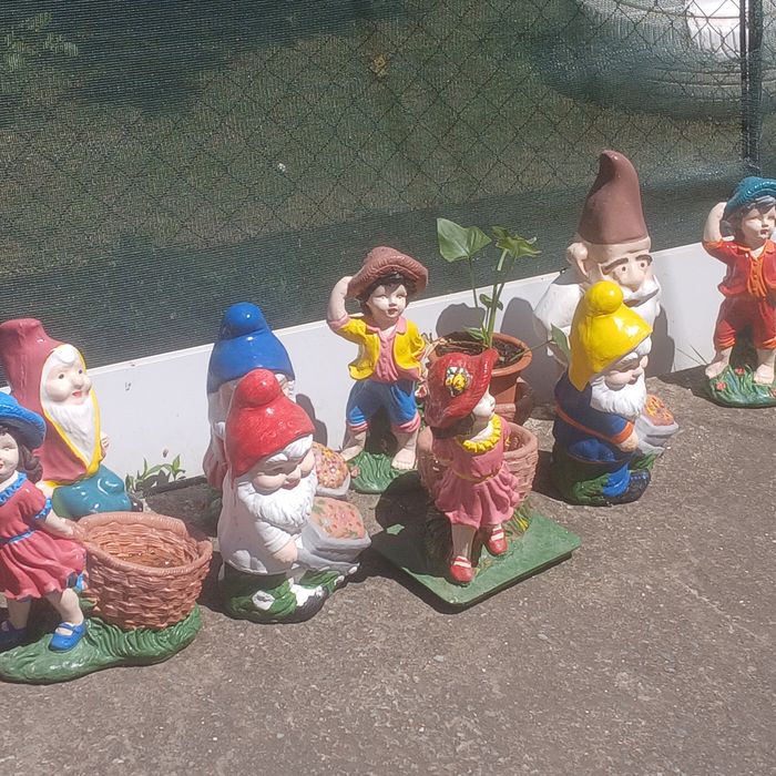 Figurine de gazon facute din ciment si pictate manual