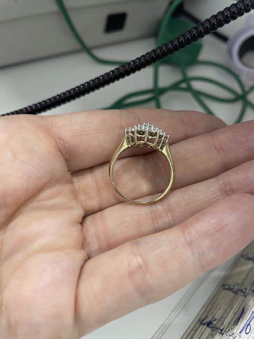 Продам кольцо с бриллиантами