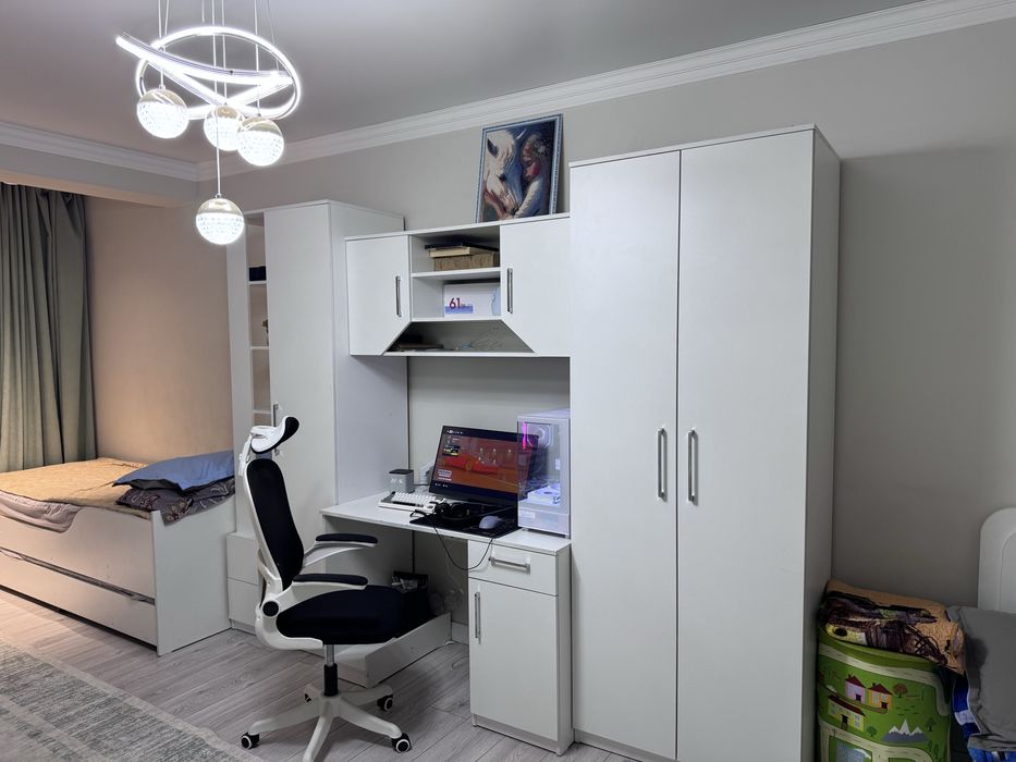 Продам два шкафа и компьютерный стол