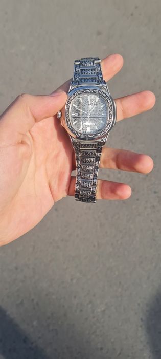 Qol soati qolga yaxshi turadi