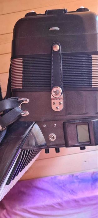 Електрически акордеон Роланд 120 баса