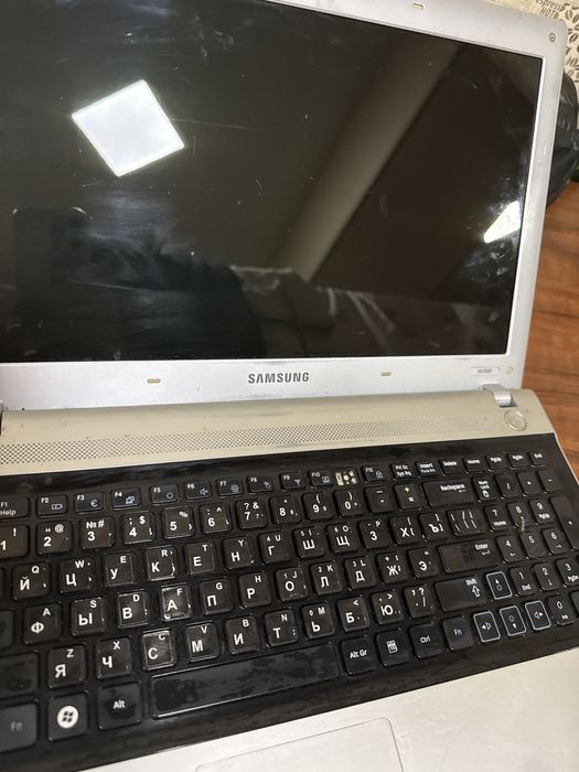 Продаю ноутбук за копейки,проблема лишь в гнезде зарядки