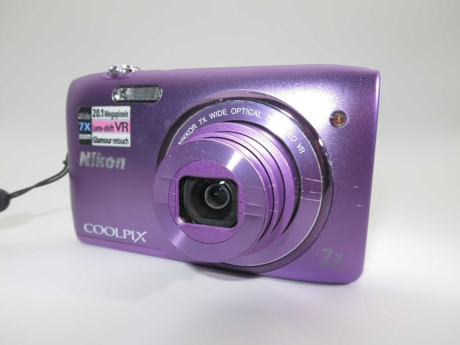 Nikon Coolpix S3500 ултра компактен фотоапарат в страхотен лилав цвят, 20MP цифрова камера 7х оптичен зум, напълно тествана и работи отлично