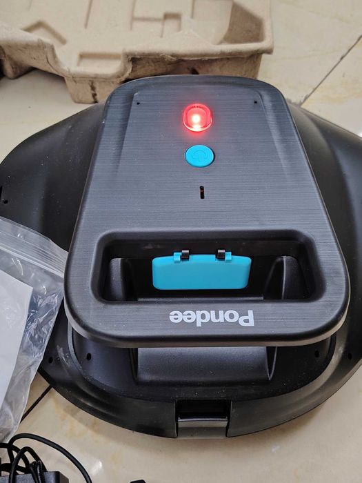 Продавам робот за почистване на басейни Pondee – модел Weve Robo X1.