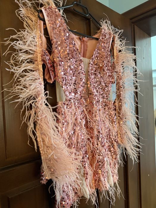 Ефектна рокля с пера и пайети Reina