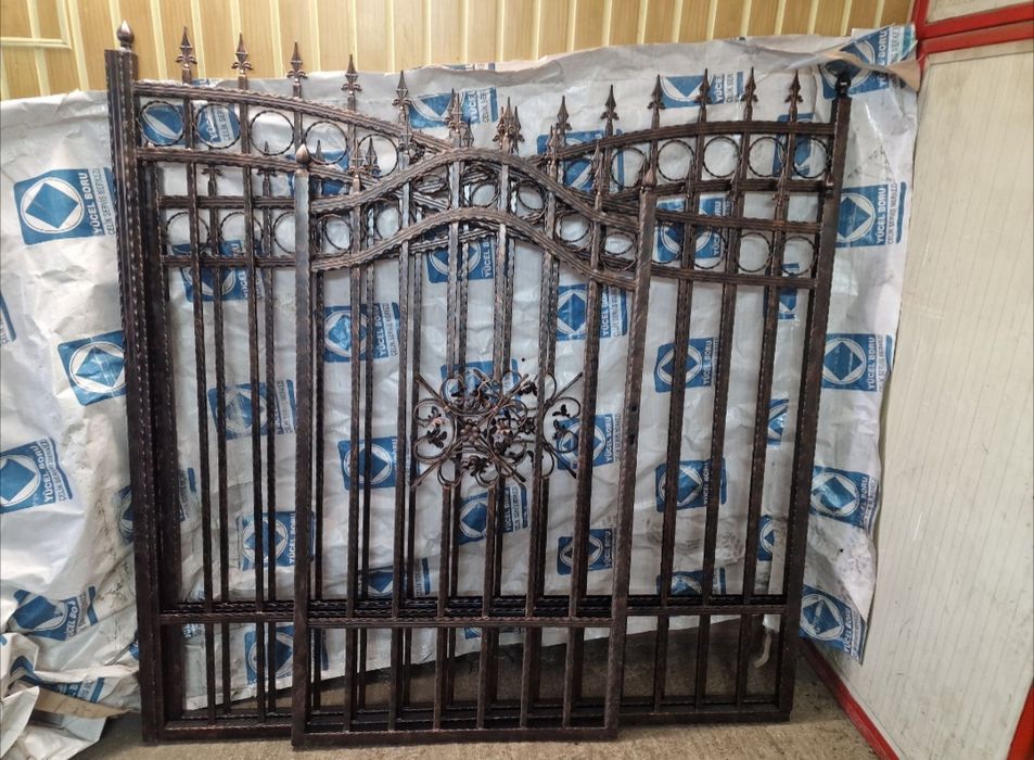 Porți și garduri din fier forjat