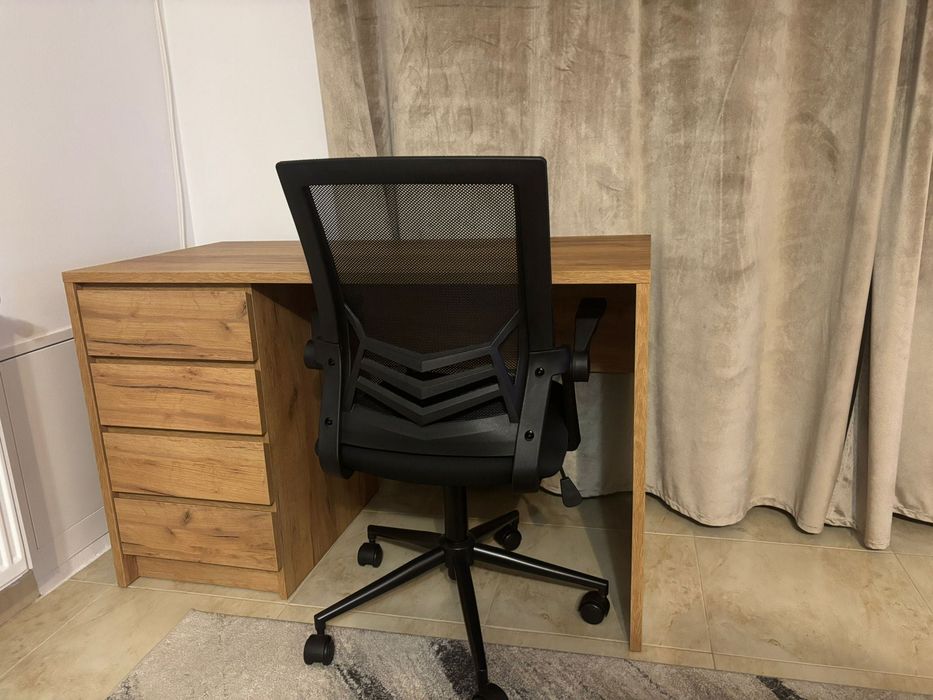 Vând birou 120cm x 60cm + scaun