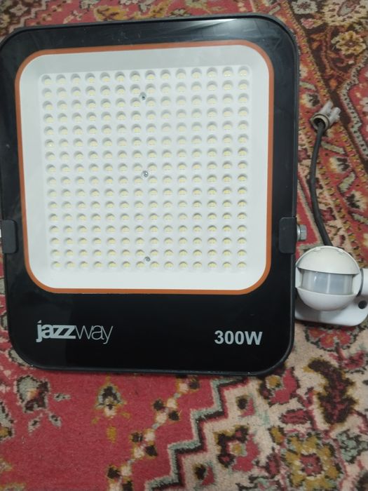 Продам прожектор 300ват