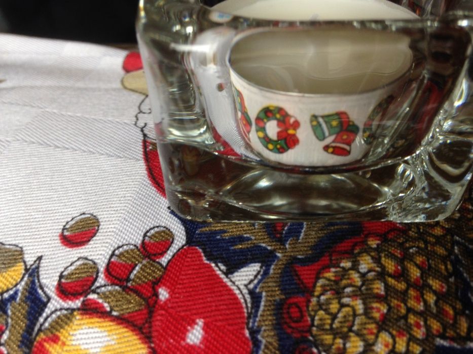 Стъклен свещник с три вида свещи