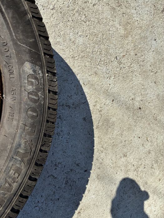 2 бр. летни гуми GOODYEAR 195/60 16c за бус 6 платови