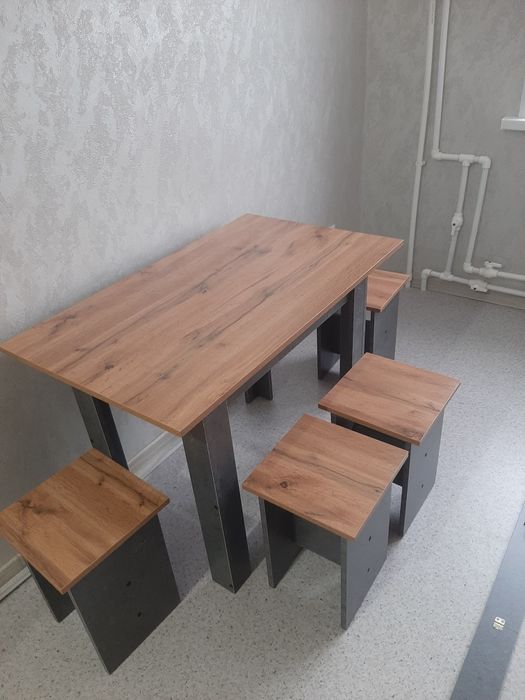 Новый стол и 4 табуретки