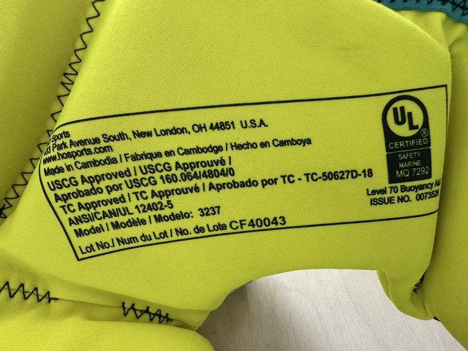 Продавам спасителна жилетка за дете от 15 до 25 кг.