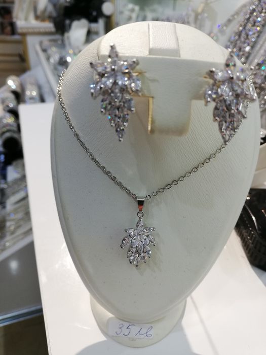 Стойки, бюстиета, манекени за бижута.