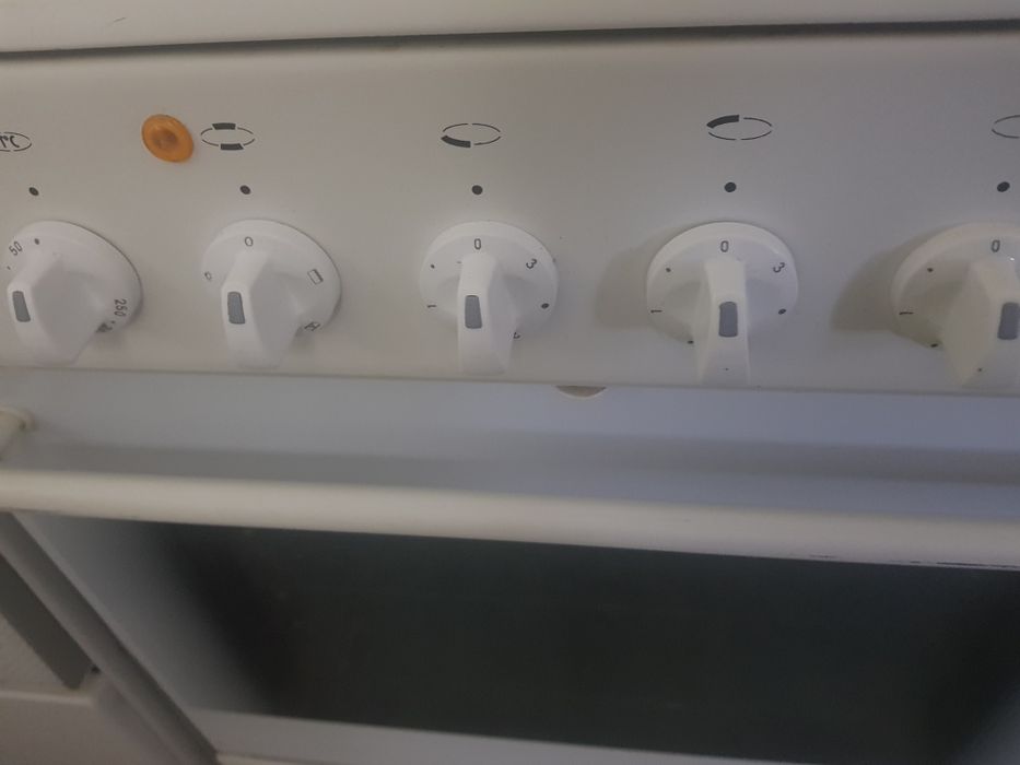 Свободно стояща печка с керамични котлони