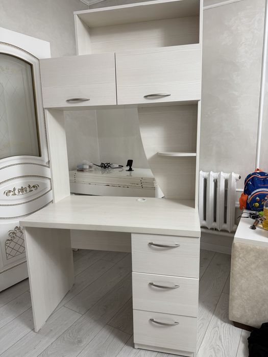 Белый деревянный рабочий стол