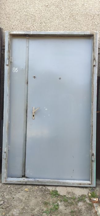 Металлическая подъездная дверь