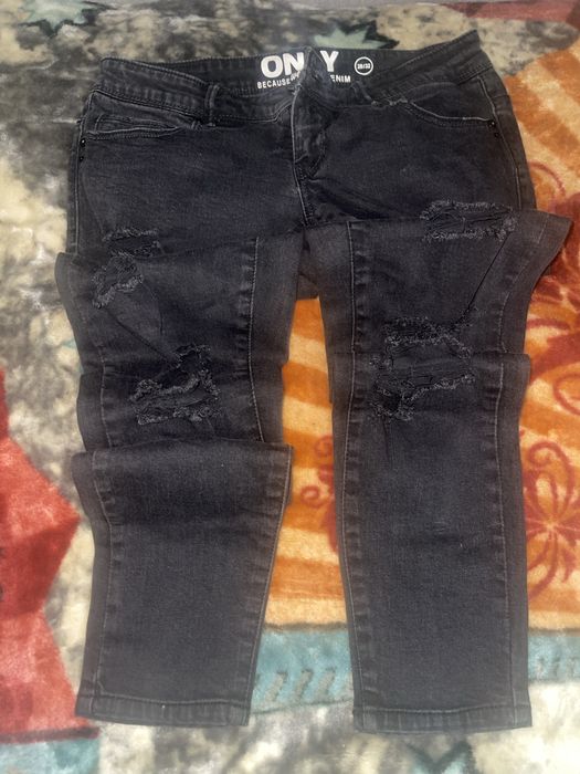 Blugi taiati elastici