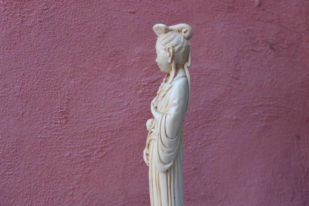 Figurina CHINA - GUANYIN, baza lemn, lucrata manual
